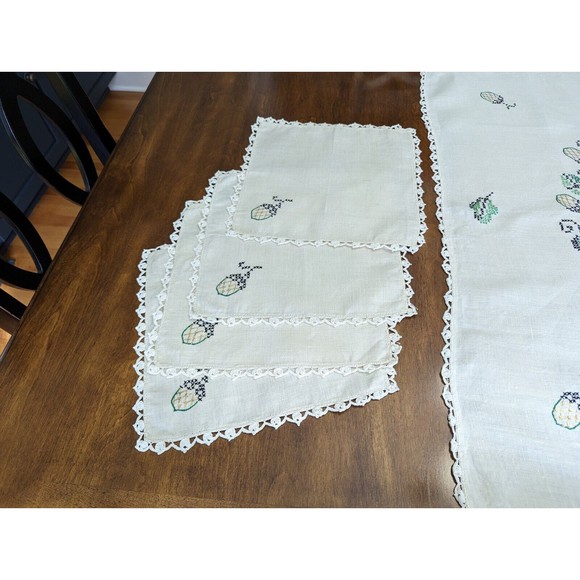 Vintage Linen Hand Embroidered Crocheted edge square tablecloth & napkins 33x34" - Picture 11 of 11
